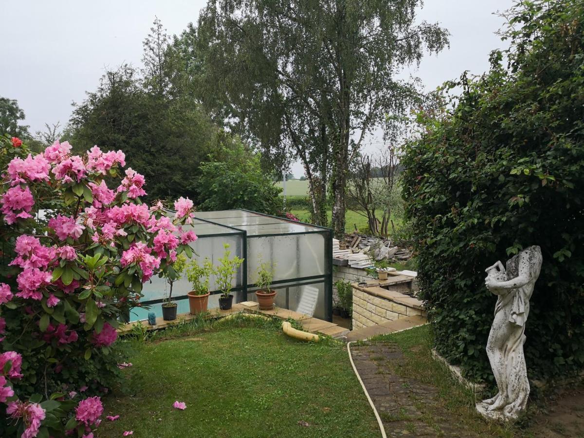 Au Jardin Fleuri Acomodação com café da manhã Secondigny Exterior foto