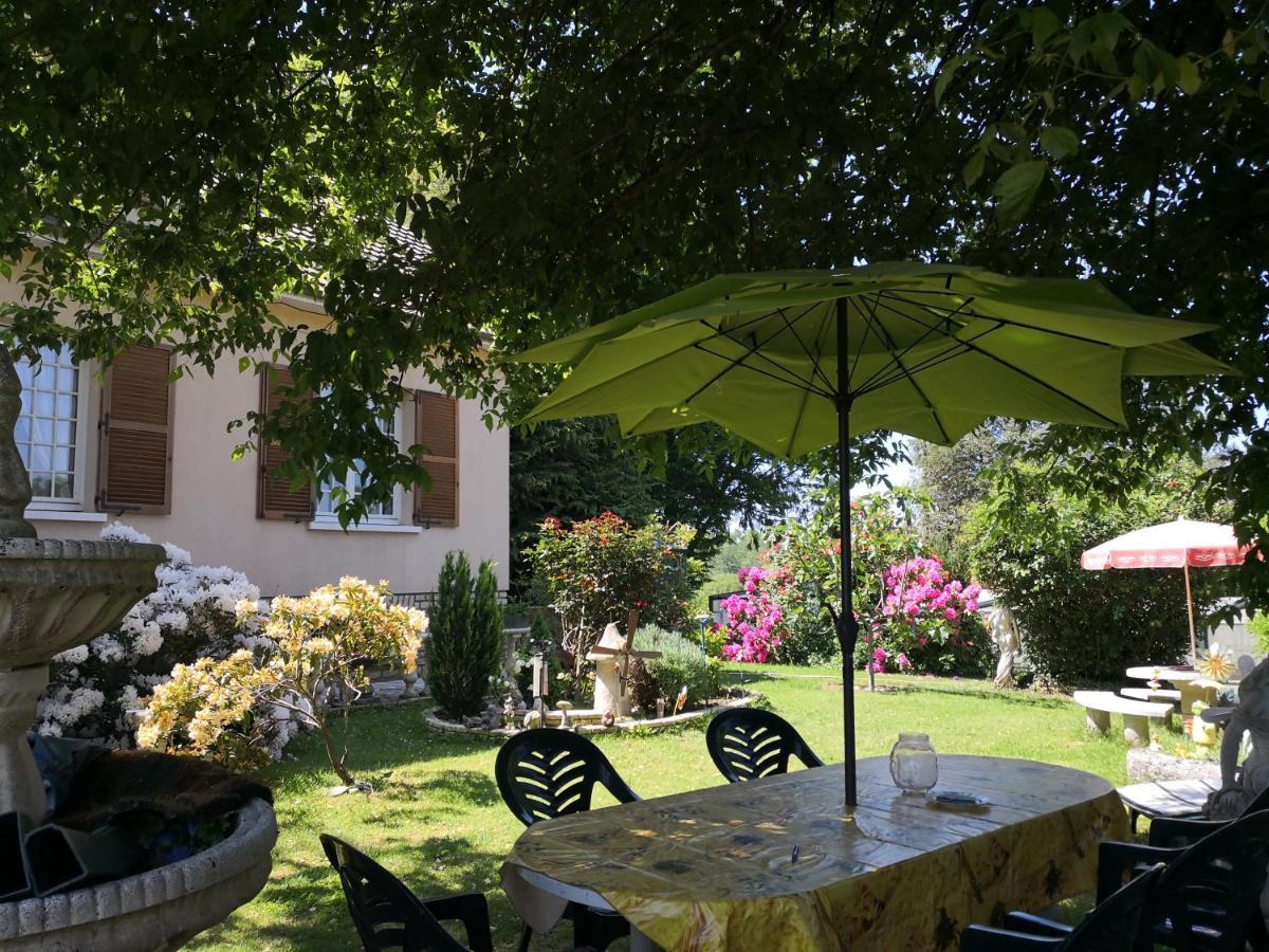 Au Jardin Fleuri Acomodação com café da manhã Secondigny Exterior foto