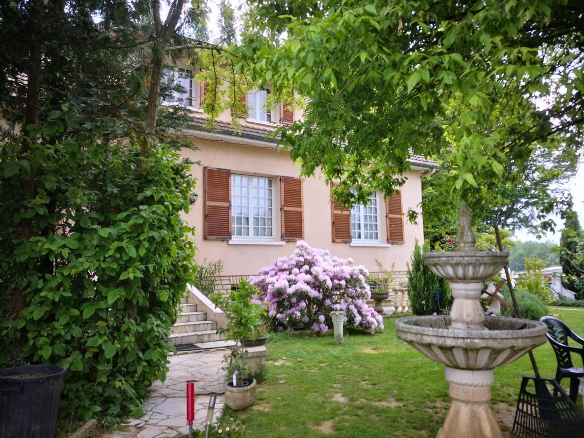 Au Jardin Fleuri Acomodação com café da manhã Secondigny Exterior foto